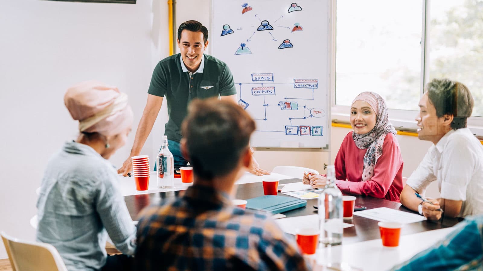Un groupe de personnes en formation pour mettre à jour leurs compétences professionnelles