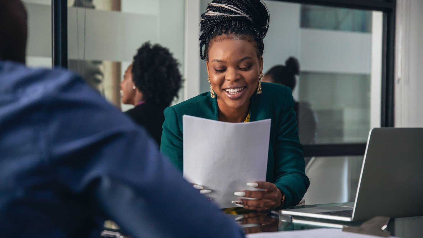 Une personne consultant des documents administratifs