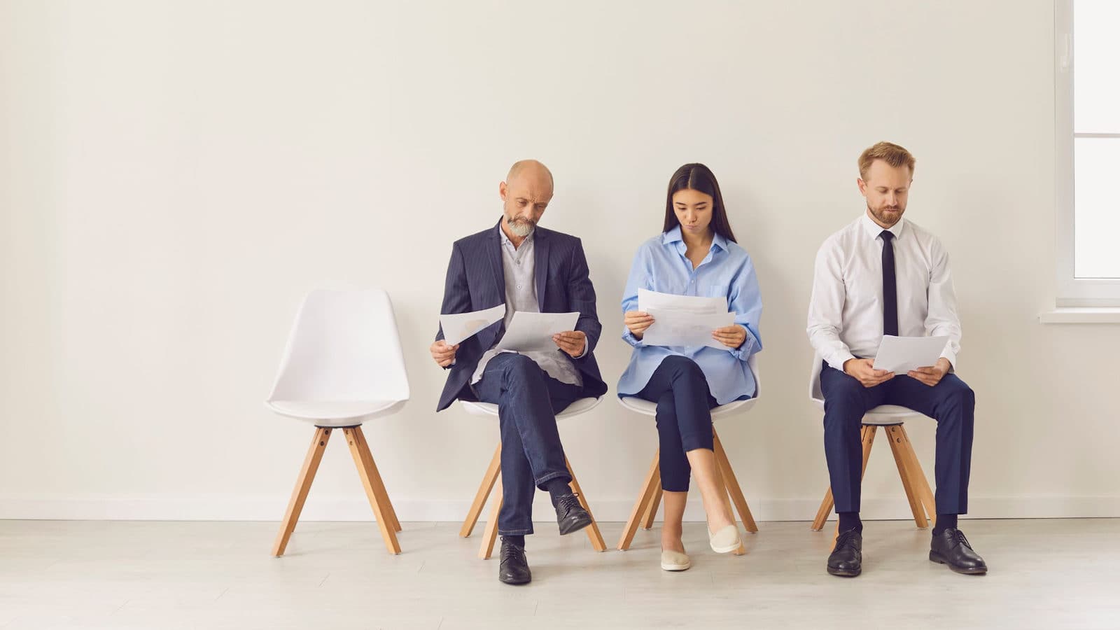 Des candidats qui patientent pour un entretien d'embauche
