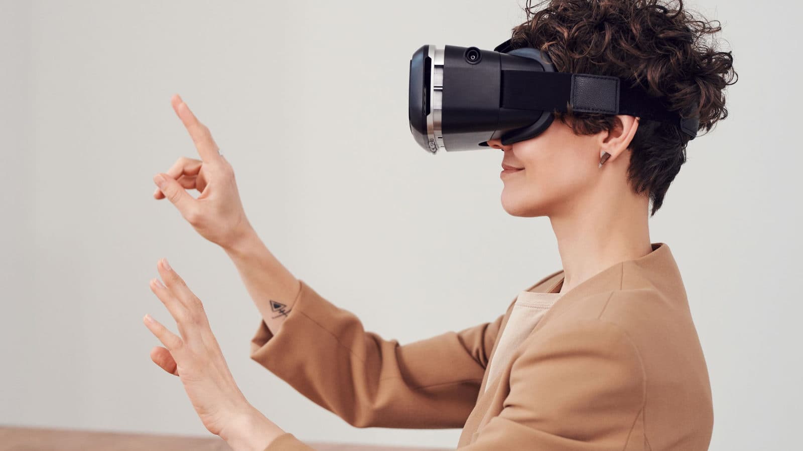 Une personne utilisant un casque de réalité virtuelle