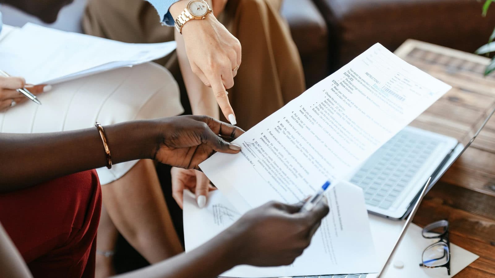 Des collègues en réunion de travail