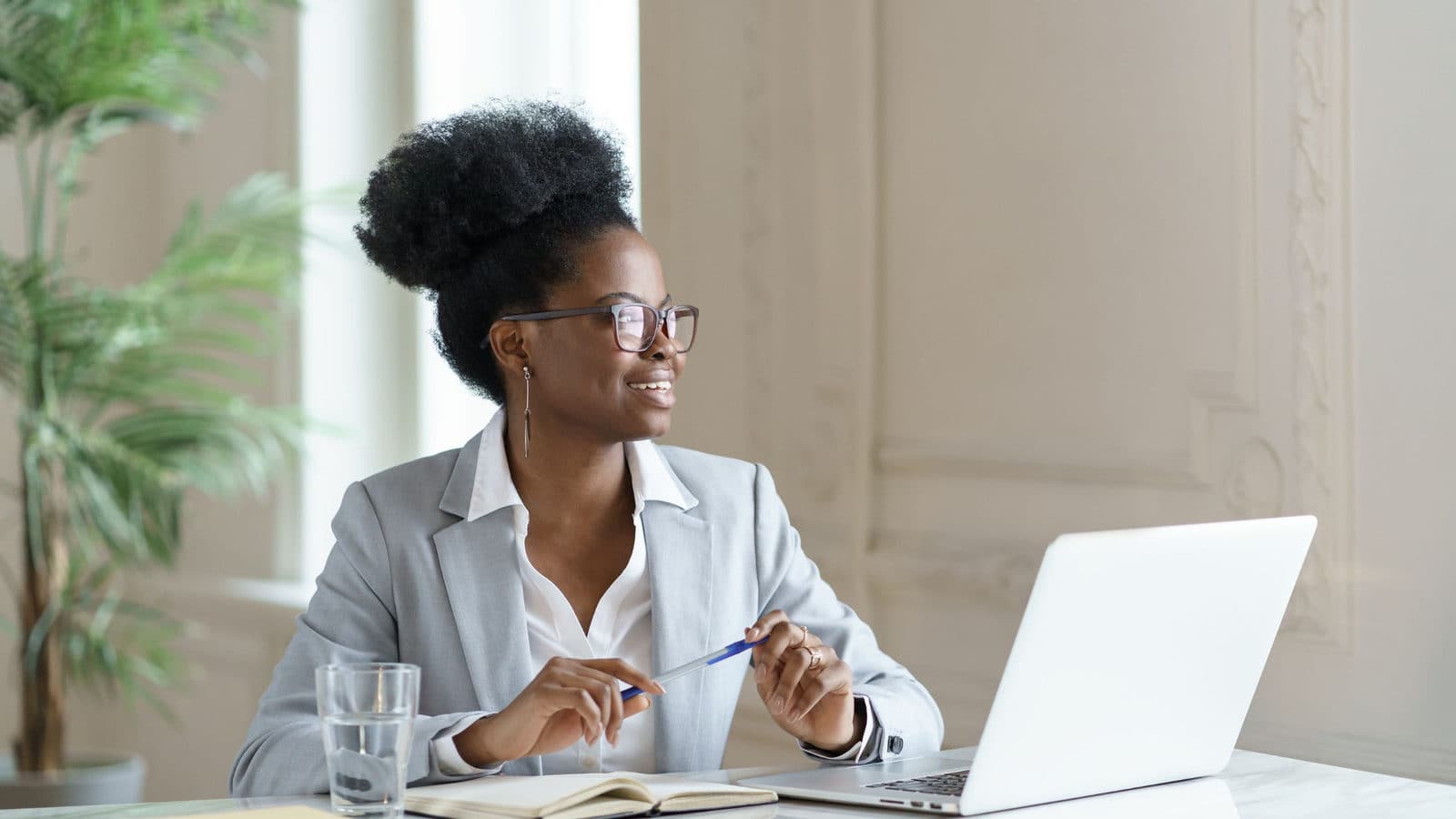 Une jeune femme épanouie professionnellement