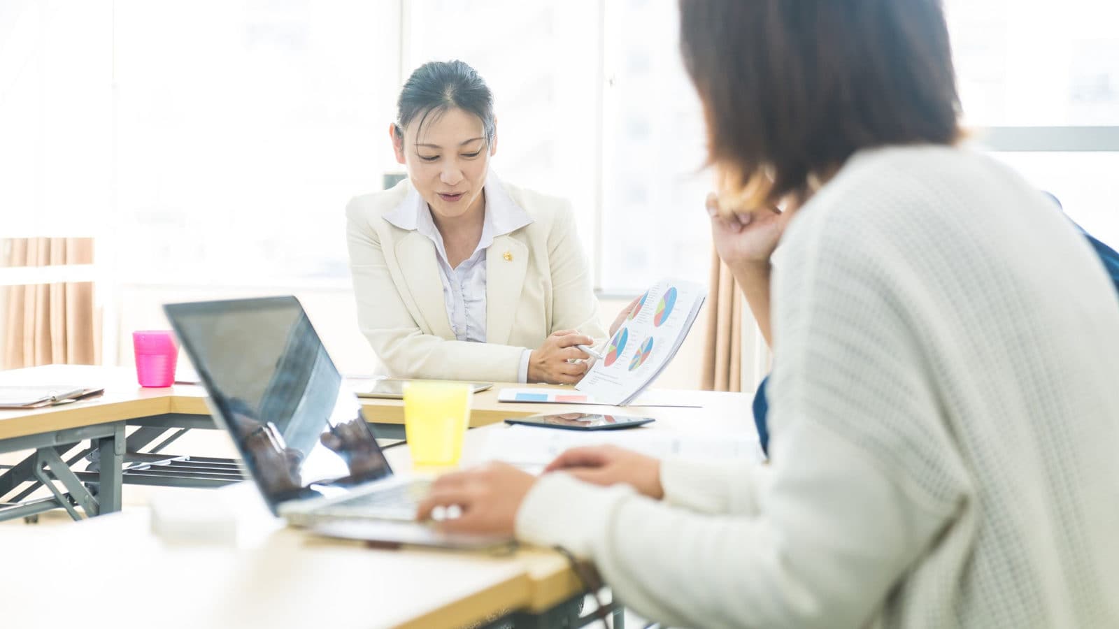Des collègues de travail en réunion