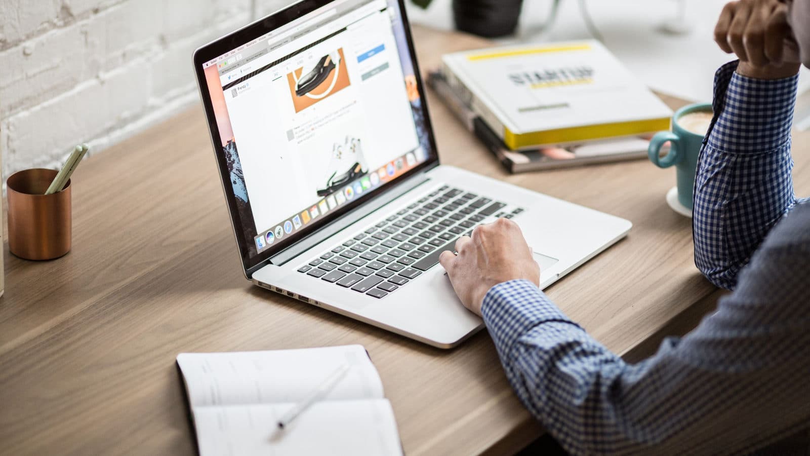 Une personne qui travaille sur son ordinateur