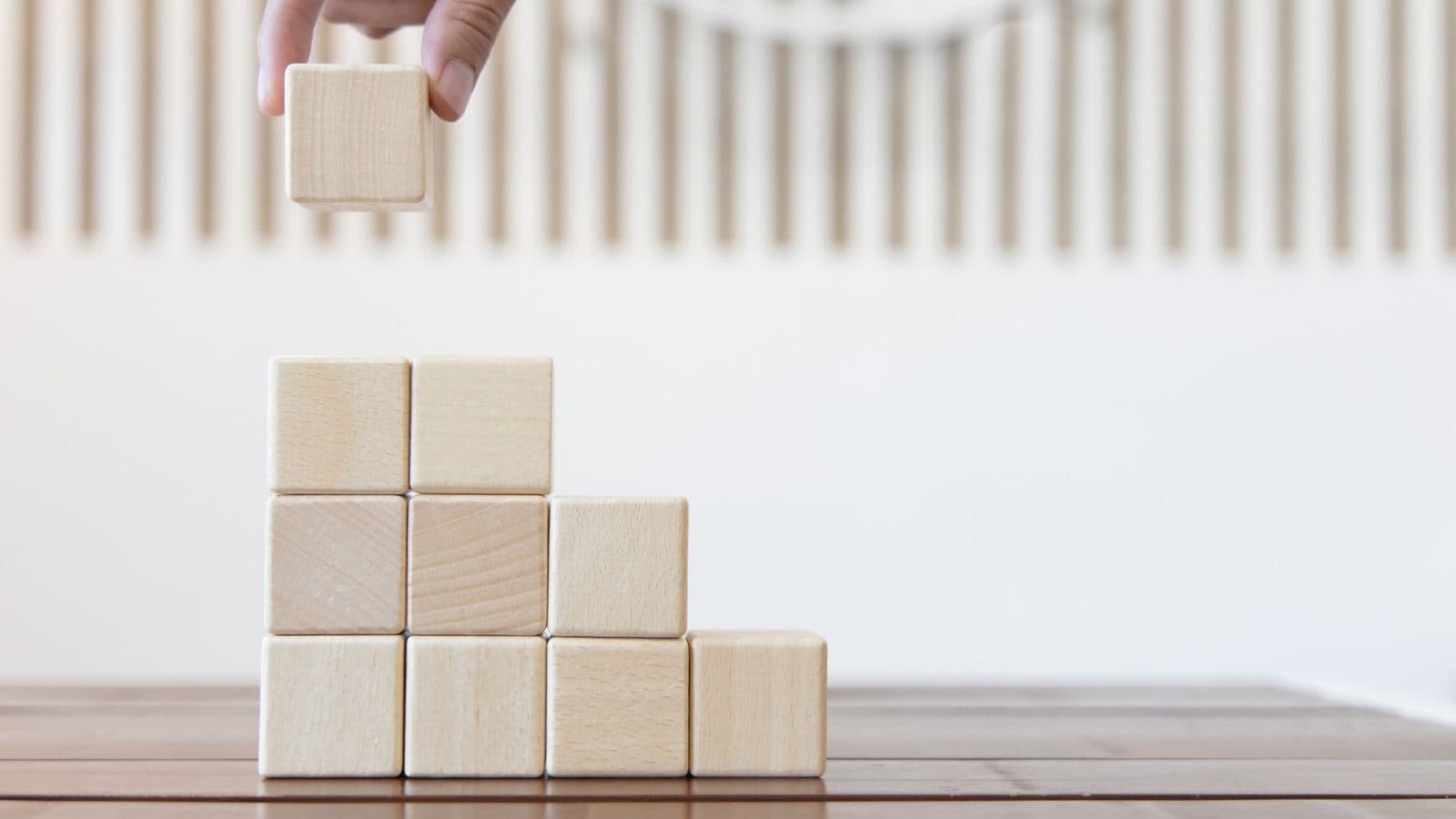Un jeu de construction symbolisant la carrière professionnelle