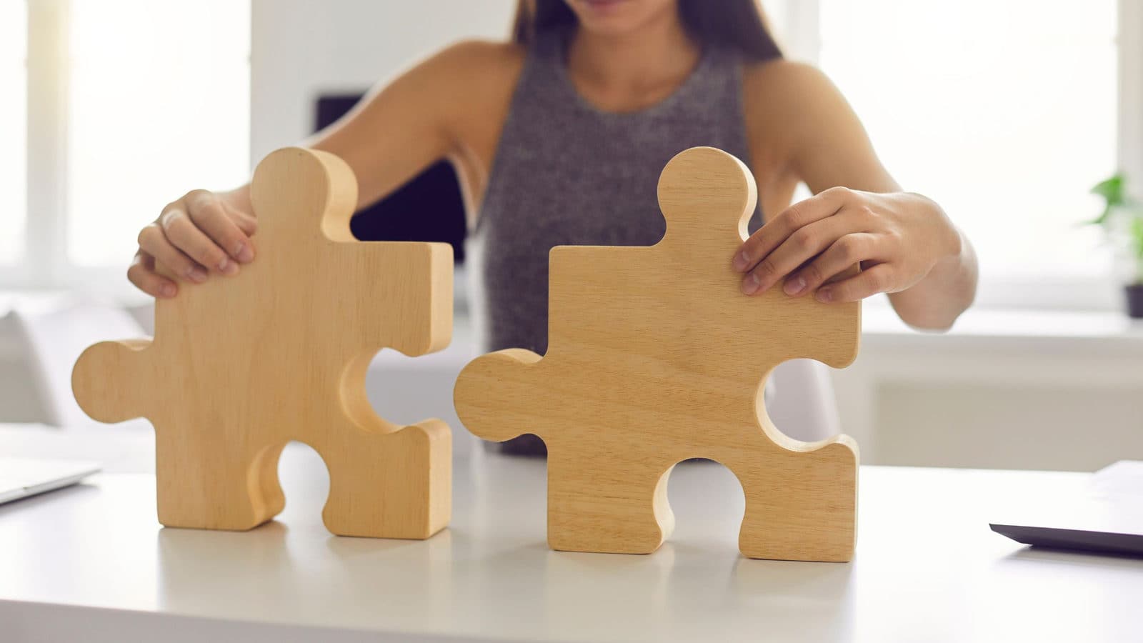 Des pièces de puzzle symbolisant les étapes de la carrière professionnelle