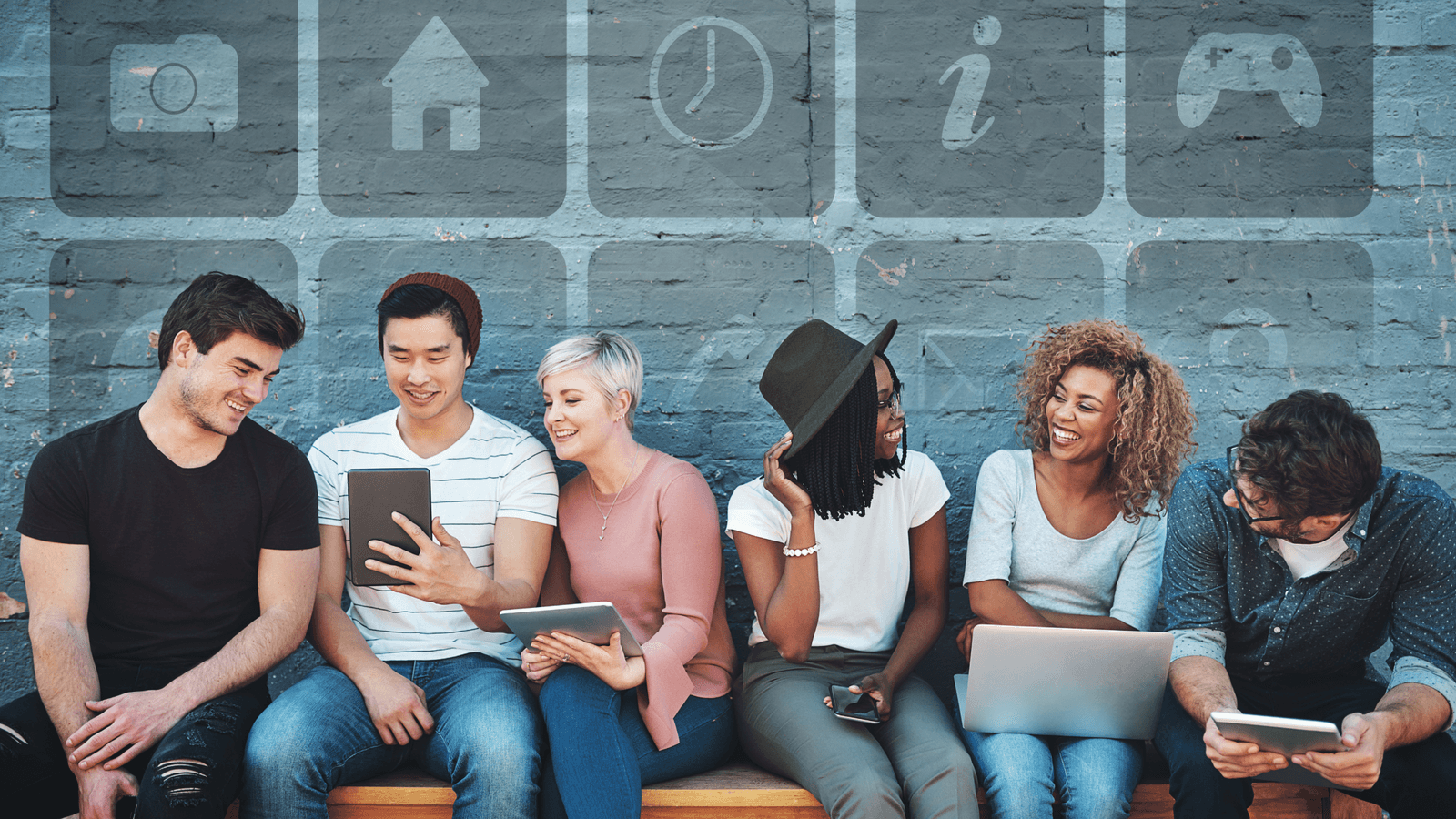Un groupe de jeune qui discutent au sujet du numérique