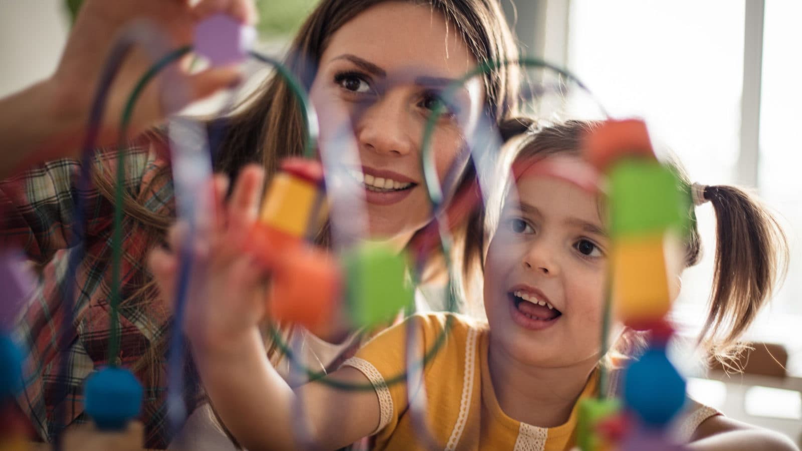 Une jeune femme travaillant dans le secteur de la petite enfance