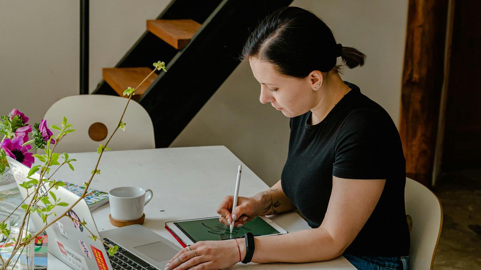 Une jeune femme travaillant sur son projet professionnel