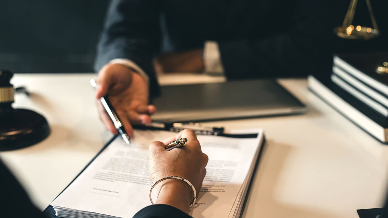 Une personne signant un contrat en alternance