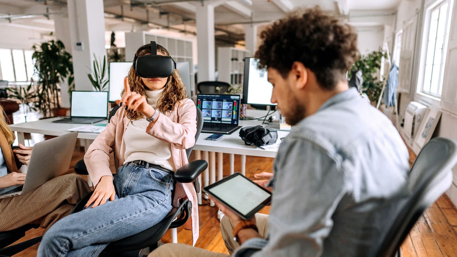 Une jeune femme qui utilise le jeu en entreprise