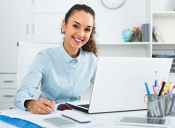 Une assistante de direction heureuse à son poste