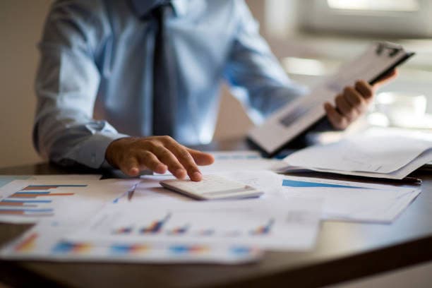 Plan d'un buste en chemise faisant des calculs