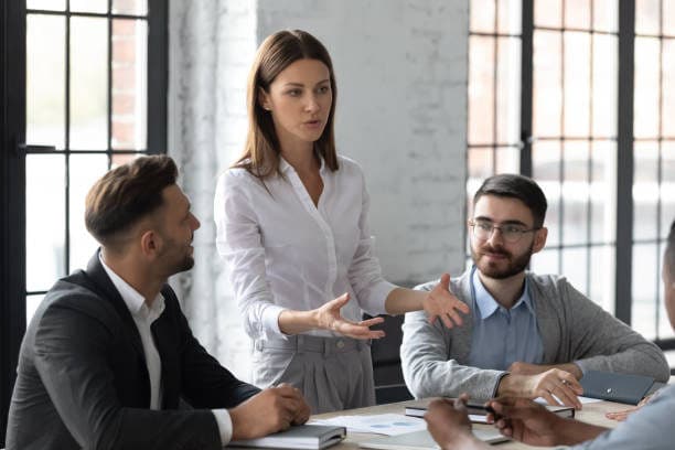 Une assistante de direction lors d'une réunion de travail