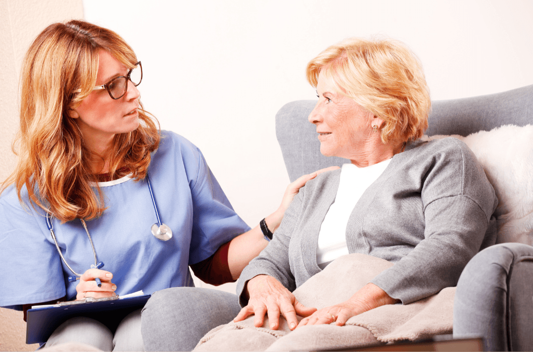 Une professionnelle de santé échange avec une personne âgée, illustrant l'accompagnement en soins.