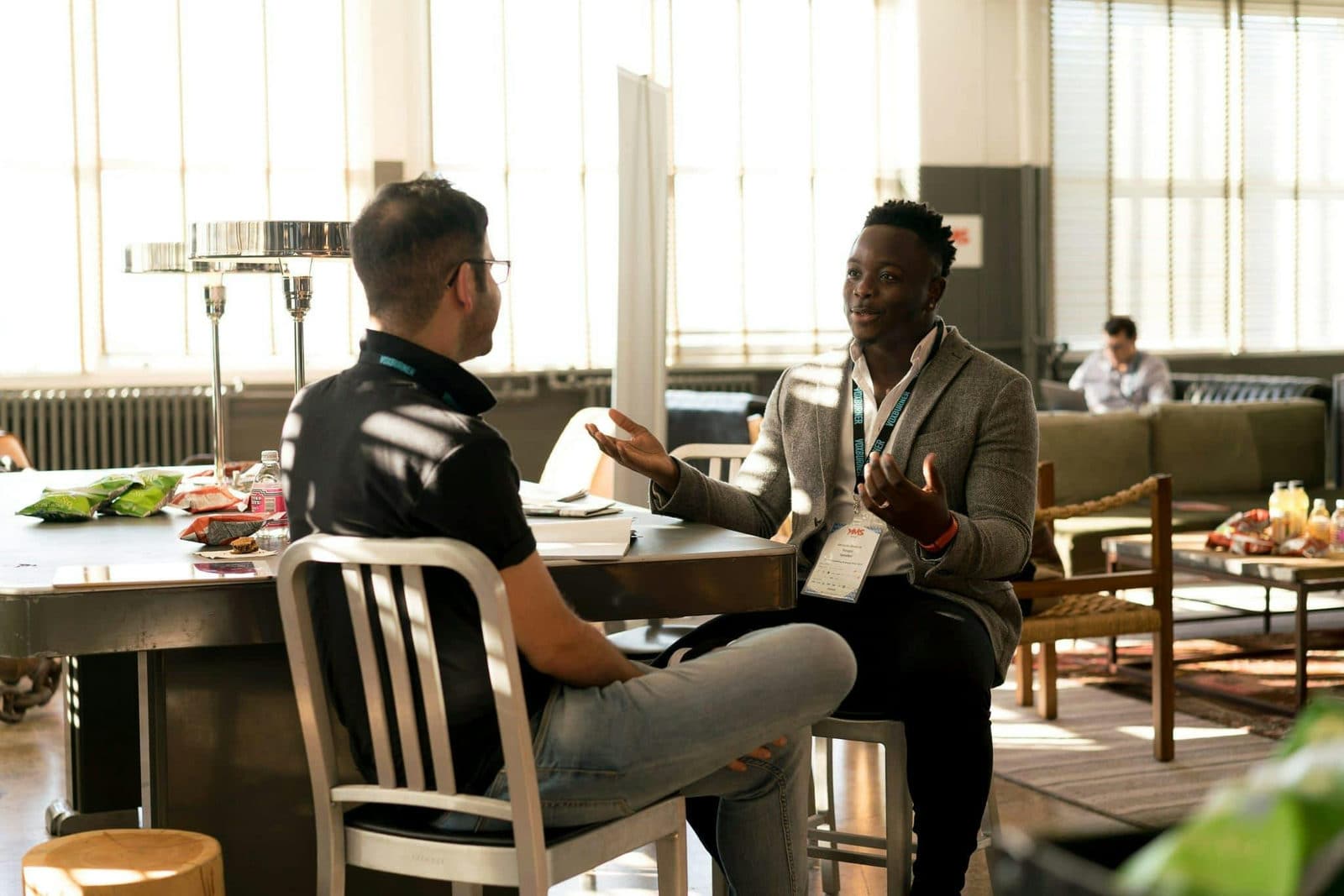 En créant et entretenant un réseau de professionnel vous allez pouvoir vous créer des contacts qui vous apporteront des connaissances, des savoirs, mais aussi et surtout des opportunités professionnelles