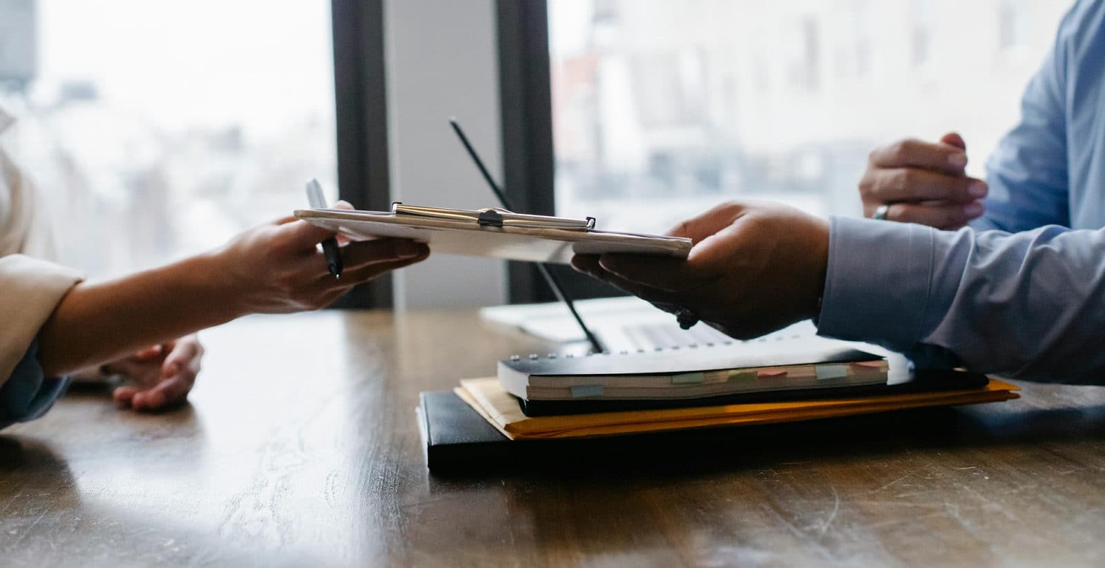 En adaptant votre CV et votre lettre de motivation, vous pouvez mettre en évidence les compétences et expériences spécifiques qui correspondent aux exigences du poste. Cela montre aux recruteurs que vous avez pris le temps de comprendre les besoins de l'entreprise et que vous êtes qualifié pour le rôle.