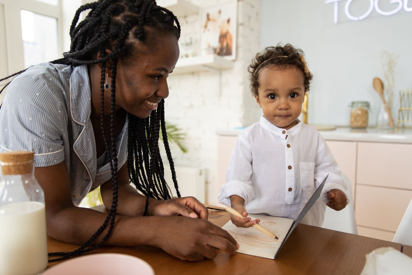Femme et enfant coloriant